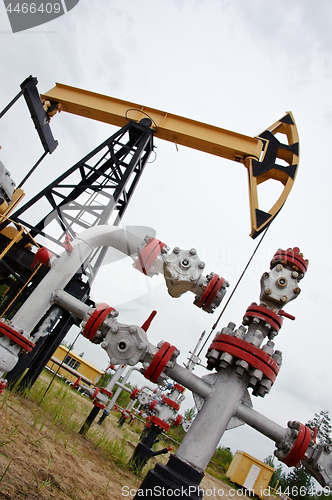 Image of pumpjack and oilwell.