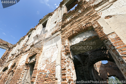 Image of the ruins of an ancient castle