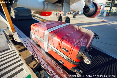 Image of Loading baggage to the airplane