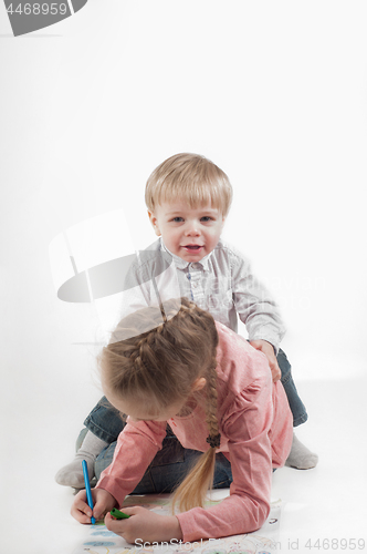 Image of Little girl and boy painting