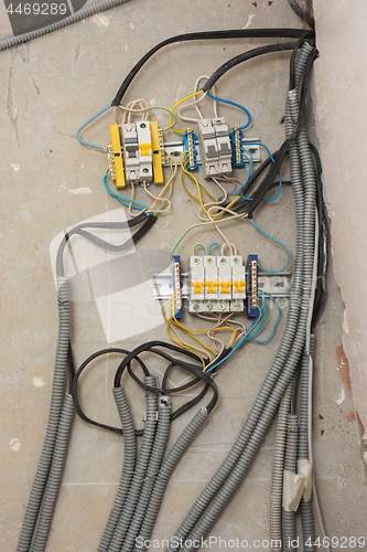 Image of Homemade electricity wiring on the ceiling of the apartment