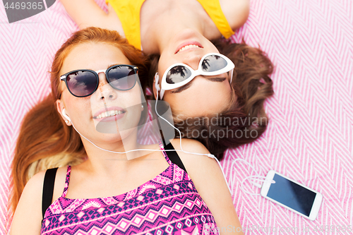 Image of teenage girls listening to music from smartphone