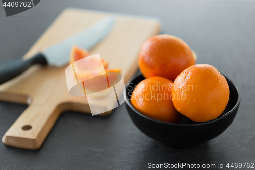 Image of close up of fresh oranges in bowl on kitchen table