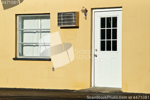 Image of abandoned generic roadside office in florida