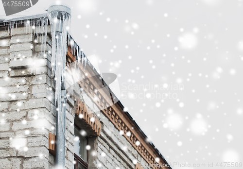 Image of icicles hanging from building roof and drainpipe