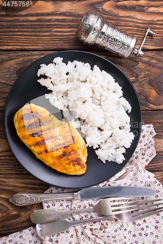 Image of boiled rice with fried chicken breast