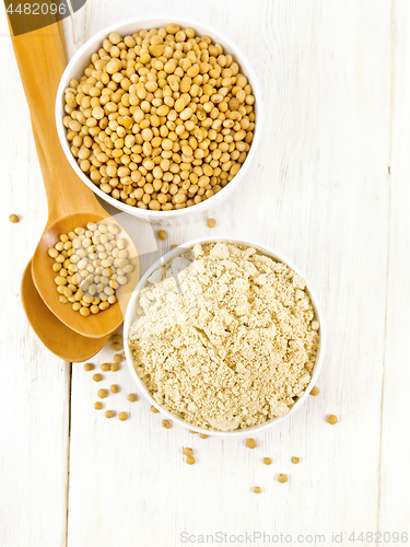 Image of Flour soy with soybeans on board top