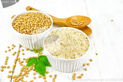 Image of Flour soy with soybeans and leaf on board