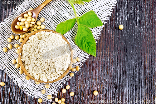 Image of Flour soy in bowl with leaf on board top