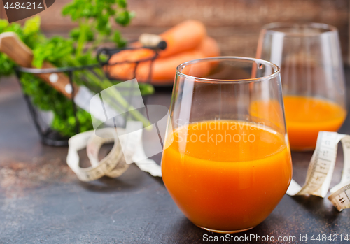 Image of carrot juice and fresh carrot