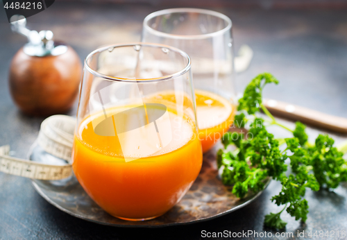 Image of carrot juice and fresh carrot