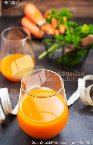 Image of carrot juice and fresh carrot