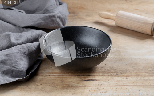 Image of empty black bowl