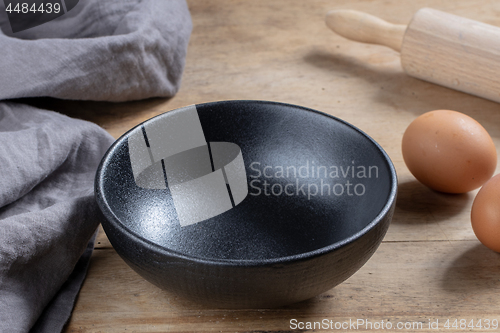 Image of empty black bowl