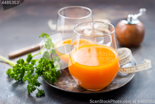 Image of carrot juice and fresh carrot