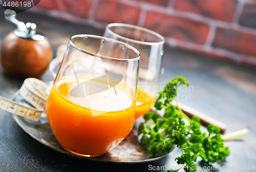 Image of carrot juice and fresh carrot