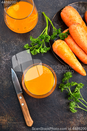 Image of carrot juice and fresh carrot