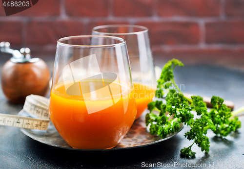 Image of carrot juice and fresh carrot
