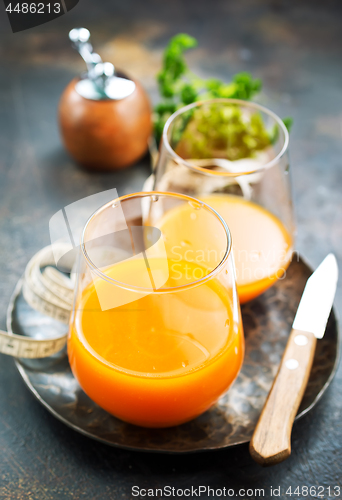 Image of carrot juice and fresh carrot