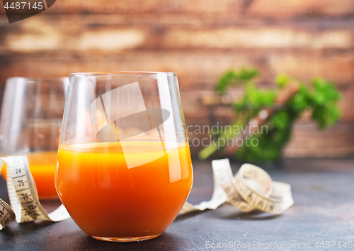 Image of carrot juice and fresh carrot