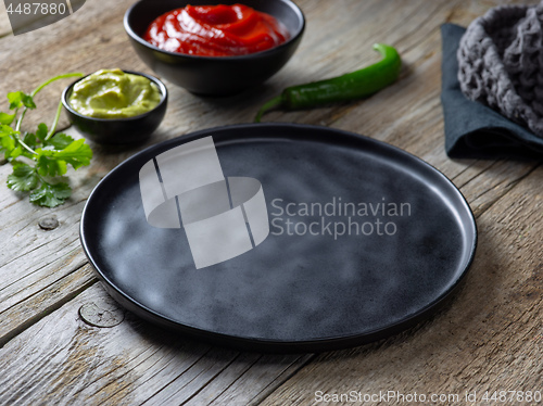 Image of empty black plate