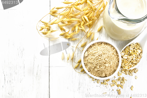 Image of Flour oat in bowl with milk on board top