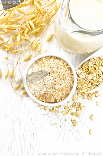 Image of Flour oat in bowl with milk on white board top