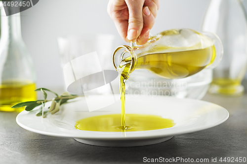 Image of Olive oil pouring