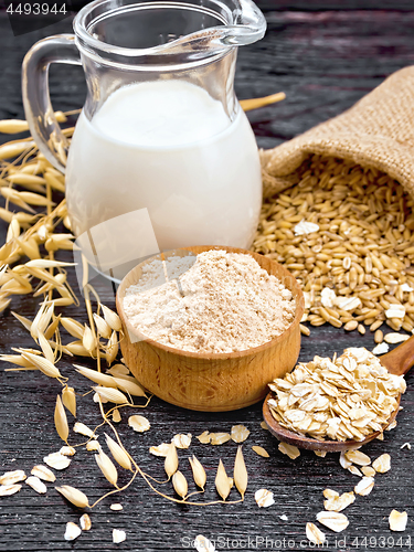 Image of Flour oat in bowl with grain on board