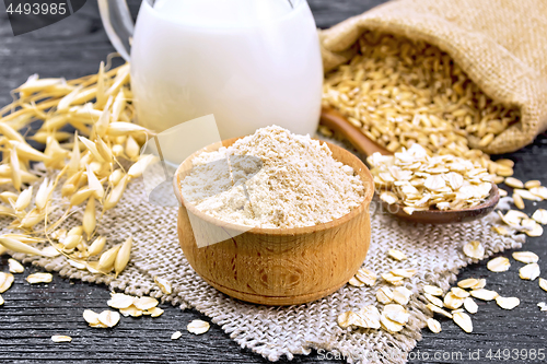 Image of Flour oat in bowl on board