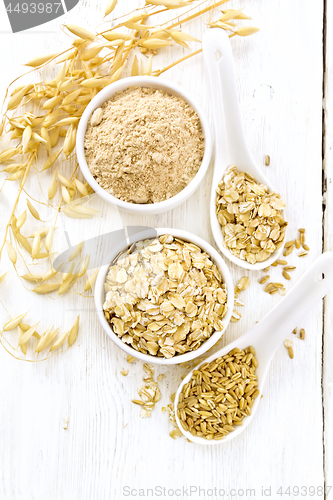 Image of Oat flakes with flour and grain on board top