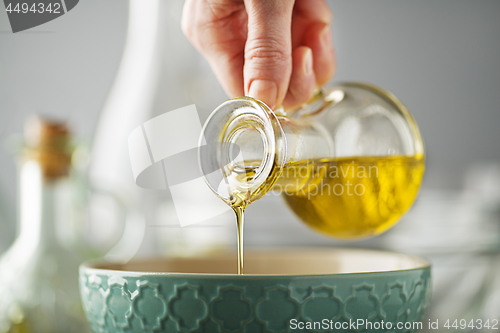 Image of Oil pouring