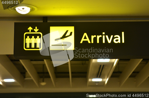 Image of Airport arrival sign 