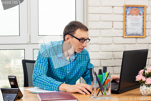 Image of Office worker working in a laptop