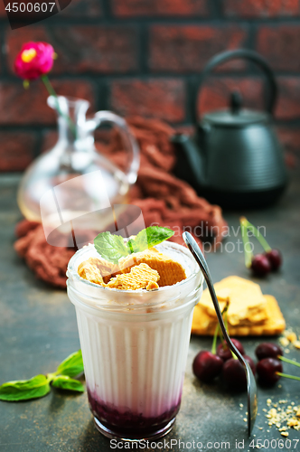 Image of yogurt with cookie