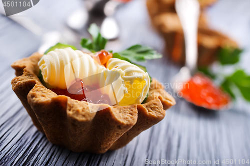 Image of tartalets, butter and salmon caviar