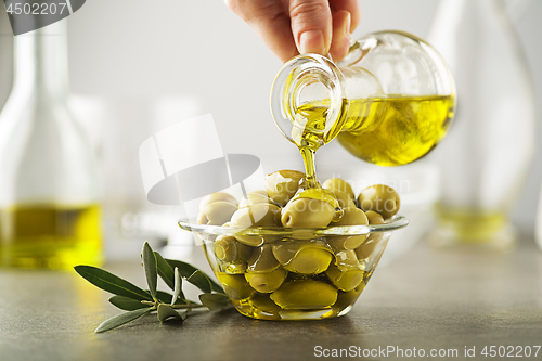 Image of Olive oil pouring