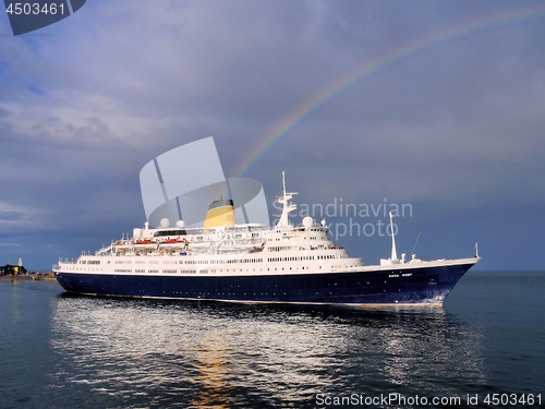 Image of Cruise Ship Leaving Port.