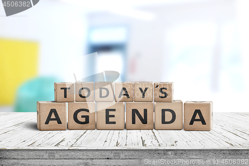 Image of Today\'s agenda sign on a wooden desk