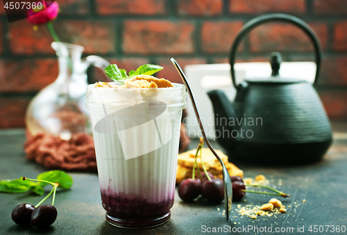 Image of yogurt with cookie