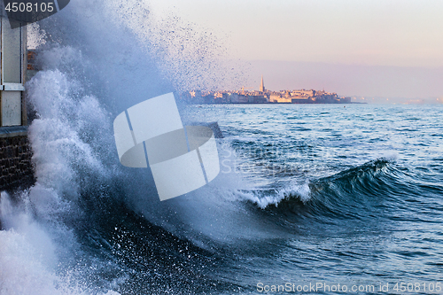 Image of A wave breaks in Saint-Malo