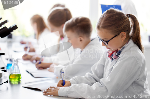 Image of kids studying chemistry at school laboratory