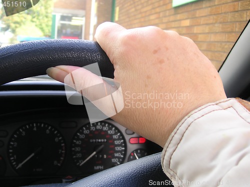 Image of hand on steering wheel