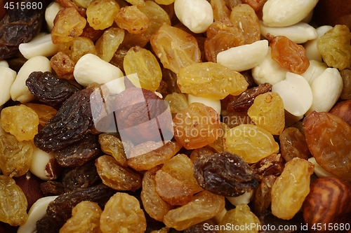Image of mix of raisins and different nuts 