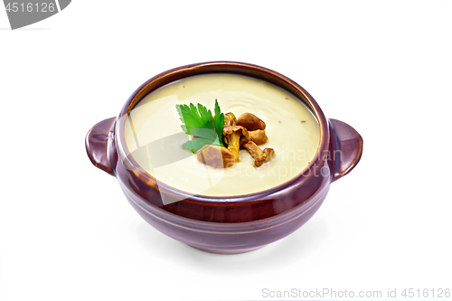 Image of Soup-puree mushroom with chanterelles in clay bowl