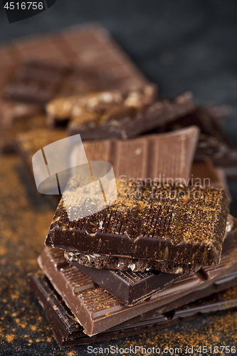 Image of Chocolate bar pieces heap witn cinnamon powder.