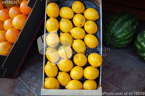 Image of A closeup of bright lemons in a box