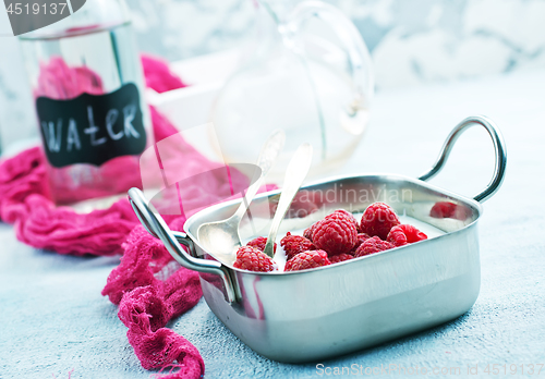 Image of desert with raspberry