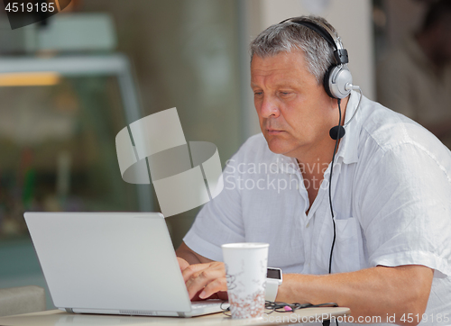 Image of An outdoor chat-session