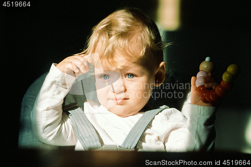 Image of A baby meets the sun